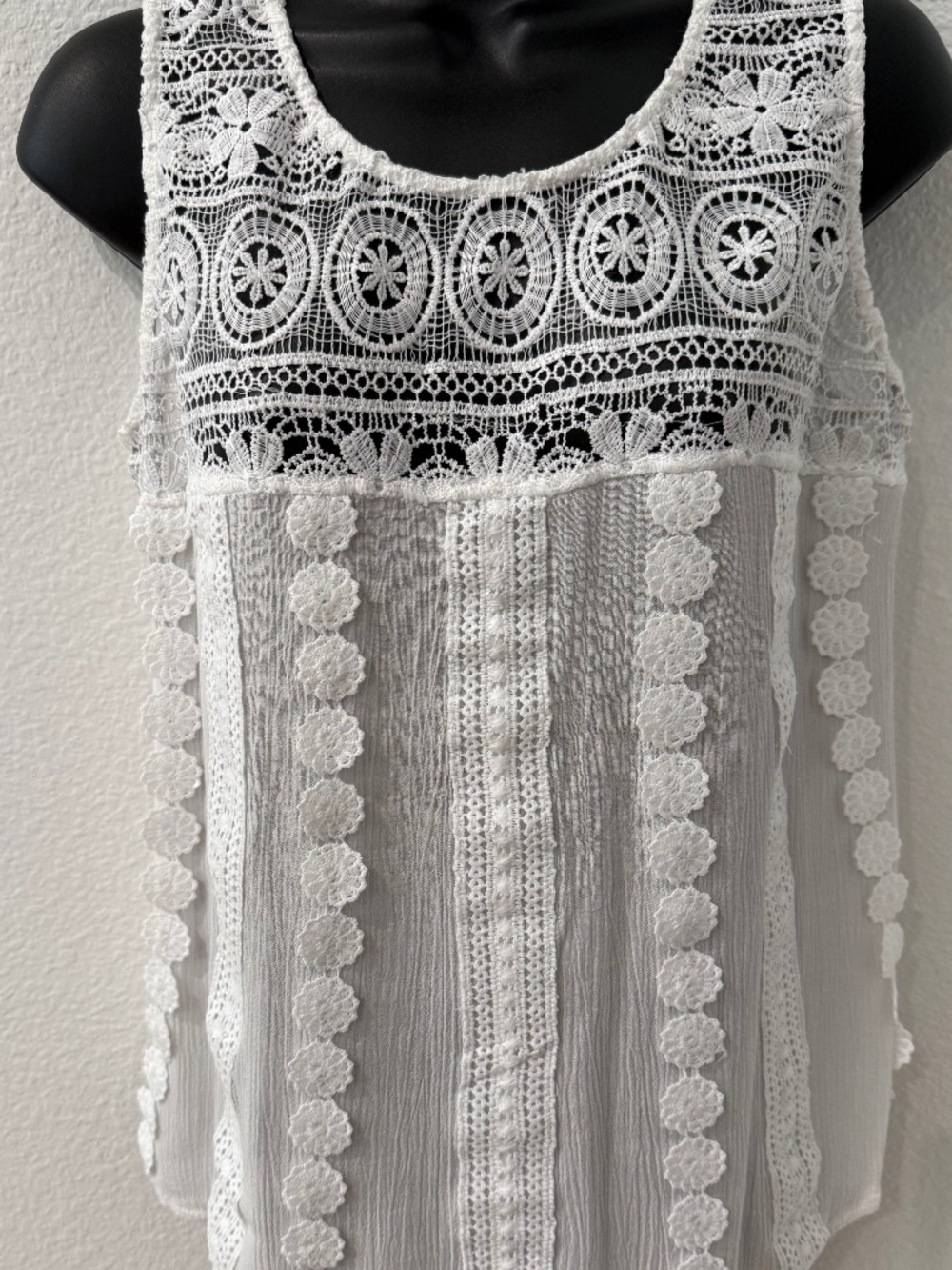 FORGOTTEN GRACE | Women's WHITE Lace EyeLet Front TOP | Sleeveless | Large